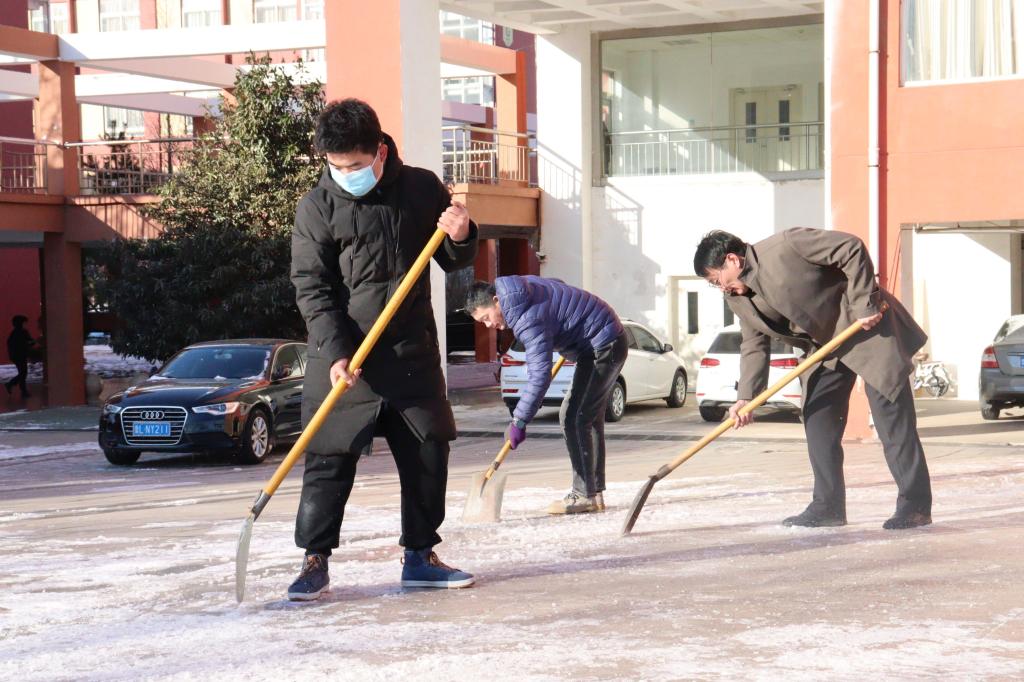 大雪滿校園除雪暖人心管理學院組織開展除雪志願活動